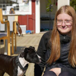 Cassandra med Luna första dagen på hundskolan.