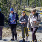 På kartvandring med seniorer på Vårdkasen. Janet Harding, till vänster, samordnare Göran Abel, Mona Sjöström och Evalena Johansson.