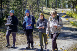 På kartvandring med seniorer på Vårdkasen. Janet Harding, till vänster, samordnare Göran Abel, Mona Sjöström och Evalena Johansson.