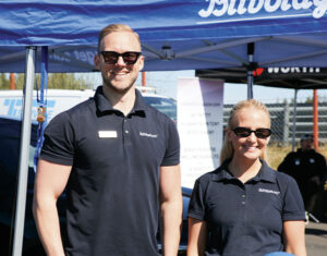 Pontus Johansson och Frida Thelin, Bilbolaget, visade populära bilar.