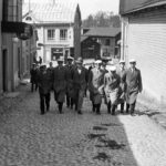 Månadens bild visar nybakade studenter på vägen genom Östanbäcken och är tagen 1931.