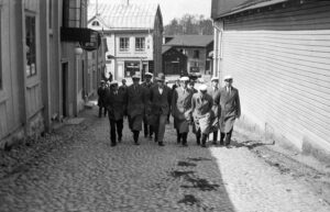 Månadens bild visar nybakade studenter på vägen genom Östanbäcken och är tagen 1931.