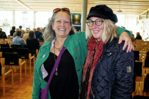 Mari Roos, till vänster, och Anne Hagström såg fram mot en afton med Kyle.