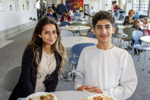 Zeinab Husein, till vänster, och Ali Husein trivdes tillsammans med alla ungdomar.