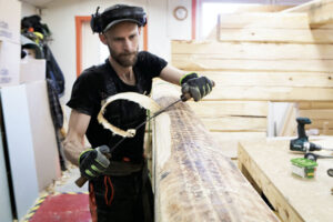 Skalkniven är ett av de viktigaste verktygen Jonas använder. Som namnet avslöjar används den till att dra av skikt, som t ex bark, av stocken för att snygga till den, och till viss del forma.