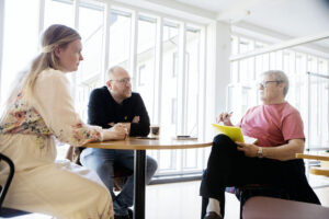 Elina Arab och Robert Thunfors i Norrlandspartiet går till val på att öppna Härnösands sjukhus. Här intervjuas de av Klas Leffler.