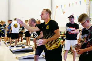 Curlingcoachen Andreas Prytz spelar även cornhole som även det är en precisionssport.
