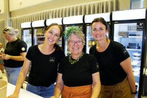 Tjejerna som skötte bar/restaurangen i eventarenan. Linn Risberg t.v, Kicki Ljunggren och Sofie Engström.