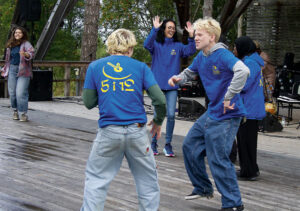 Spontandans på scenen under Internationella festen.