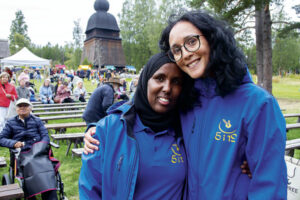 Hibo Abdullahi t.v, och 5i12:s nya ordförande Linda Leek efter deras tal om mänskliga rättigheter.