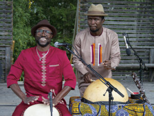 Musikerna i Bambo Cissokho trio underhöll från scenen.