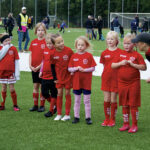 Coachen Sara Jensen t.h, och tjejerna i BIK F-19 tackar för match.