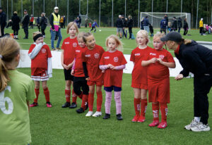 Coachen Sara Jensen t.h, och tjejerna i BIK F-19 tackar för match.
