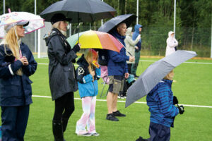 Paraplyer syntes här och var i regnet som föll under Kvartersen