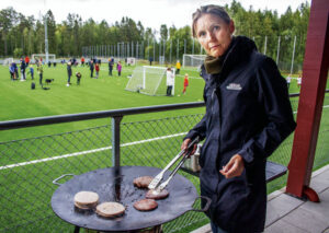 Lotta Larsson Berg hade fullt upp med att grilla burgare och korvar.