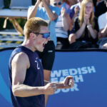 Arvid Hillgren knyter nävarna efter ännu en vunnen boll i finalen på Swedish Beach Tour på Smitingen.