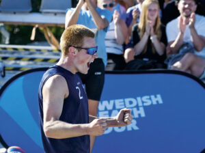 Arvid Hillgren knyter nävarna efter ännu en vunnen boll i finalen på Swedish Beach Tour på Smitingen.