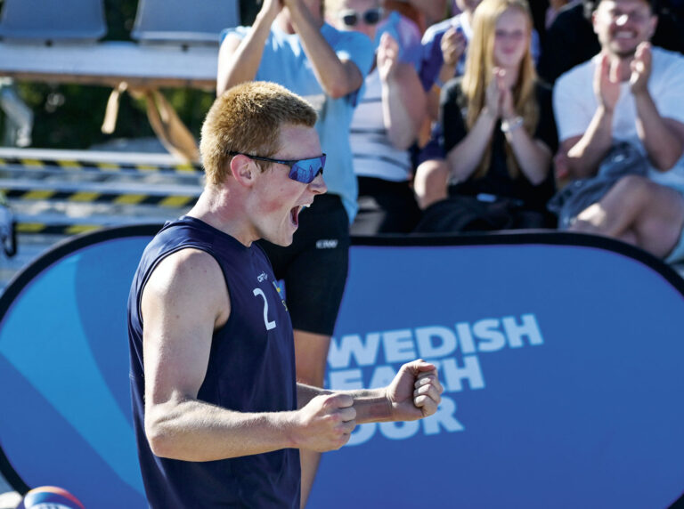 Arvid Hillgren knyter nävarna efter ännu en vunnen boll i finalen på Swedish Beach Tour på Smitingen.