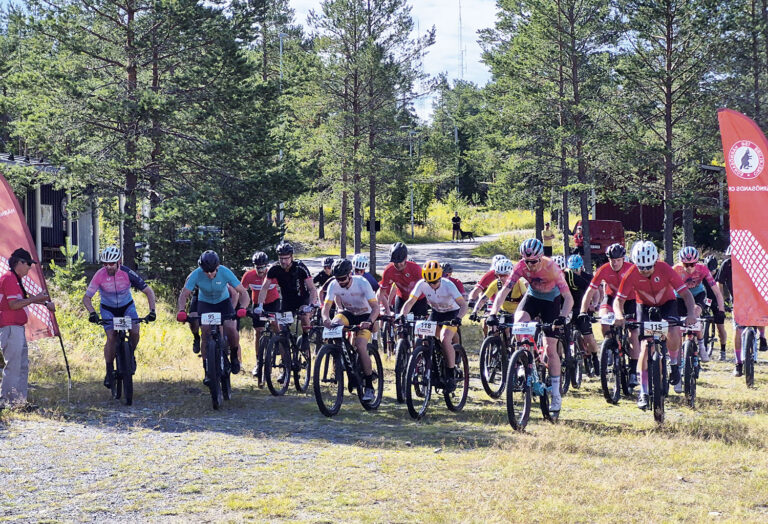 Axel Lindh, som tillhör sverigeeliten , tog ledningen direkt från start och vann överlägset med 26 minuter.