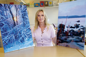 Kajsa Flinkfelt med två av sina verk.