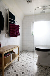 Badrummet på övervåningen. Vackra mönster i golvet och detaljer, som ger lite intrycket av att höra till en herrgård.