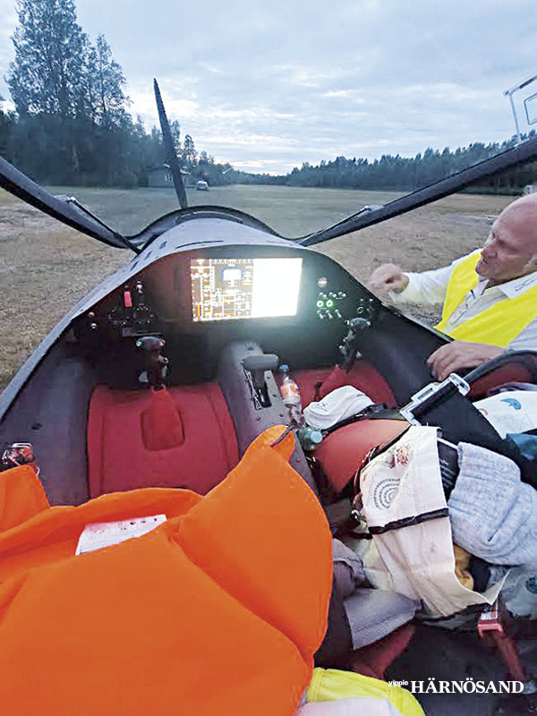 Uwe Nortmann har koll på instrument och laddning i sitt elflygplan. Foto: Niklas Agerbrink