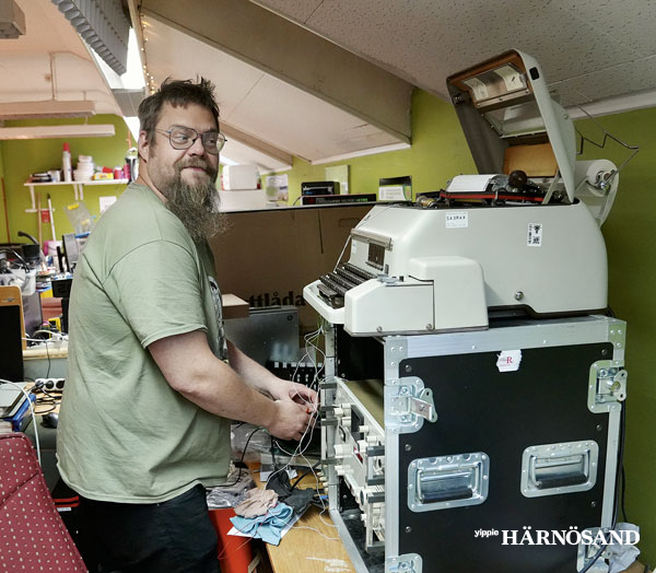 Henrik Fällgren framför sin teleprinter