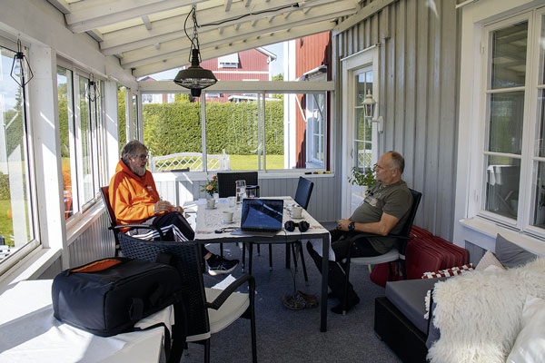 Dag Jonzon och Lars Wiklund sitter i uterummet hemma hos Lars och spelar in podd.