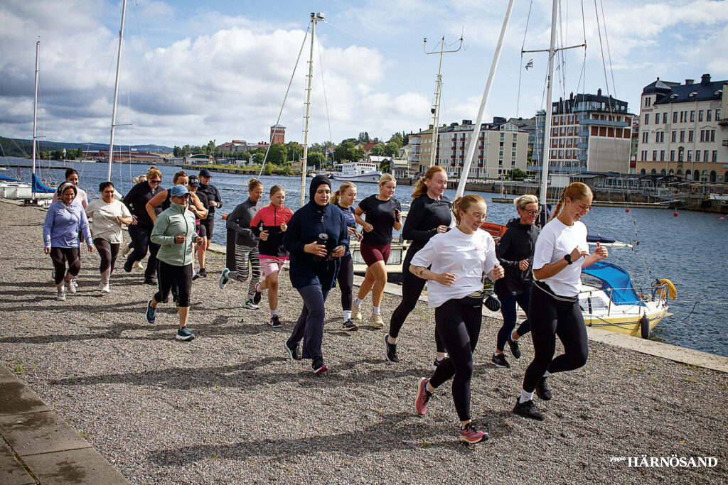 Tjejerna i Run Club joggar iväg längs kajkanten på söndagens tur som avslutas med en fika på Skafferiet.