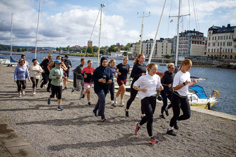 Tjejerna i Run Club joggar iväg längs kajkanten på söndagens tur som avslutas med en fika på Skafferiet.