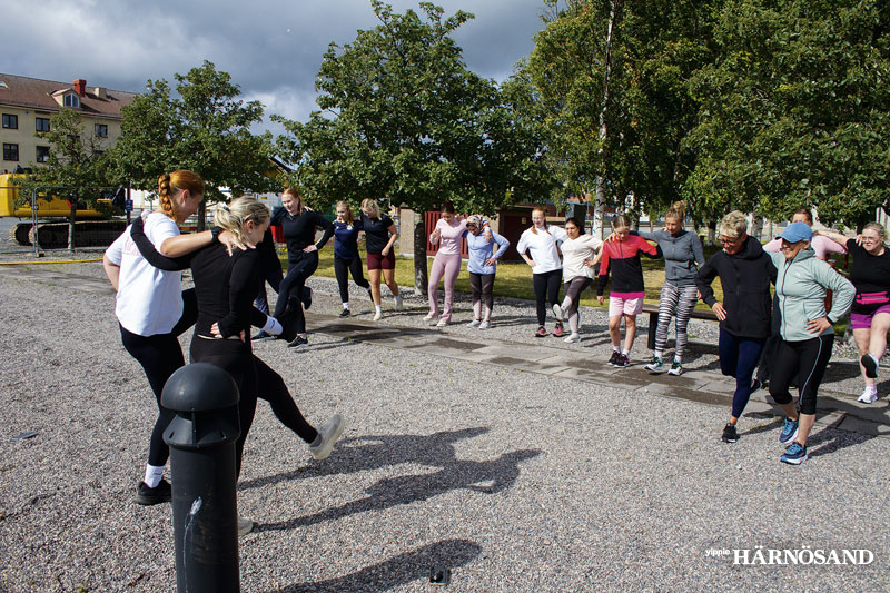 Inför varje tur böjar tjejgänget med uppvärmning.