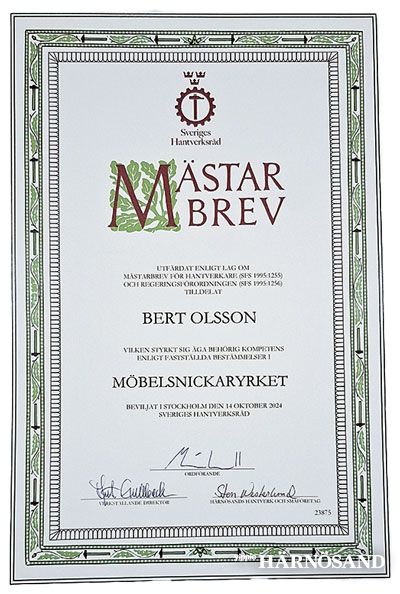 Bert Olsson, 80 år, har tilldelats ett Mästarbrev i möbelsnickeri och fortsätter jobba heltid i en lokal han hyr på Tobaksmonopolet.