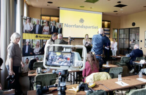 Massivt pressuppbåd på Hernö Gin Hotell när Norrlandspartiet gav sina kommentarer fyra dagar efter valet.