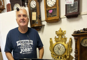 Rune Sundström har jobbat som urmakare i 60 år, men har inga planer på att sluta.