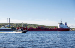 Det norskflaggade tankfartyget M/S Golfstraum lägger till i Härnösands hamn.