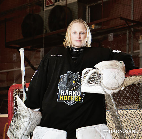 Mimmi Kåhrström, 16 år, målvakt i TV-pucken och uttagen i Sveriges U-16 lag.