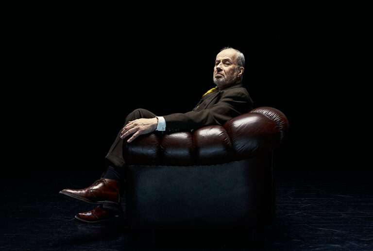 Lennart Jähkel spelar den otäcke fabrikör Höglund i Riksteaterns uppsättning av ”Den enfaldige mördaren”. FOTO ALBIN HÄNDIG