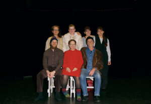 Mari Roos, Erica Collin, Stina Welander, Birgitta Norgren, Joel Kristoffersson, Elisabeth Kalén och Torbjörn Grönlund i teater Härnö.