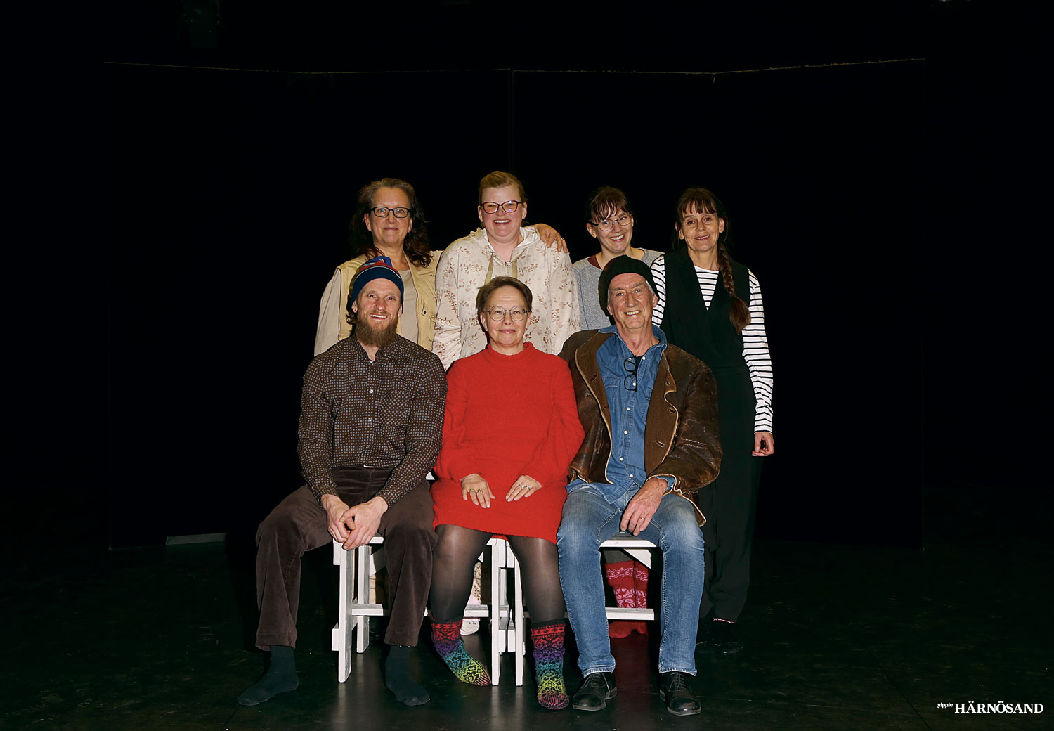 Mari Roos, Erica Collin, Stina Welander, Birgitta Norgren, Joel Kristoffersson, Elisabeth Kalén och Torbjörn Grönlund i teater Härnö.