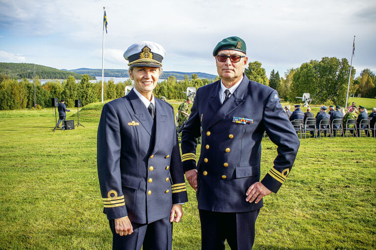 Kommendörkapten Ingeborg Widerborg lämnade över chefsskapet för Västernorrlandsgruppen till major Jens Persson vid en militär ceremoni i Härnösand.