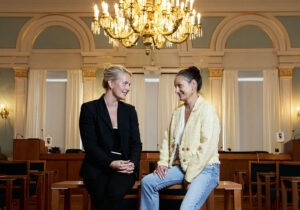 Ida Skogström är gruppledare för Moderaterna, Isedora Timander Skogström är gruppledare för Norrlandspartiet. Nu tar dotter och mor plats i samma fullmäktige.