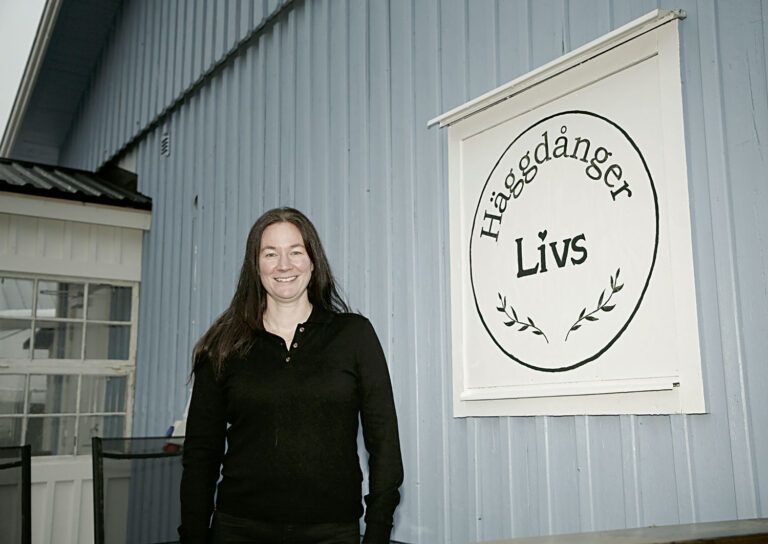 Jannike Johansson en av delägarna till Häggdånger livs, affären ligger centralt i byn och nära skolan.