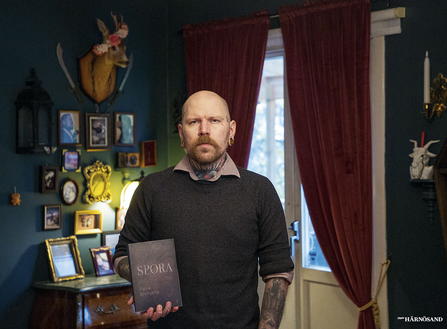 Patrik med sin fantasybok Spora.