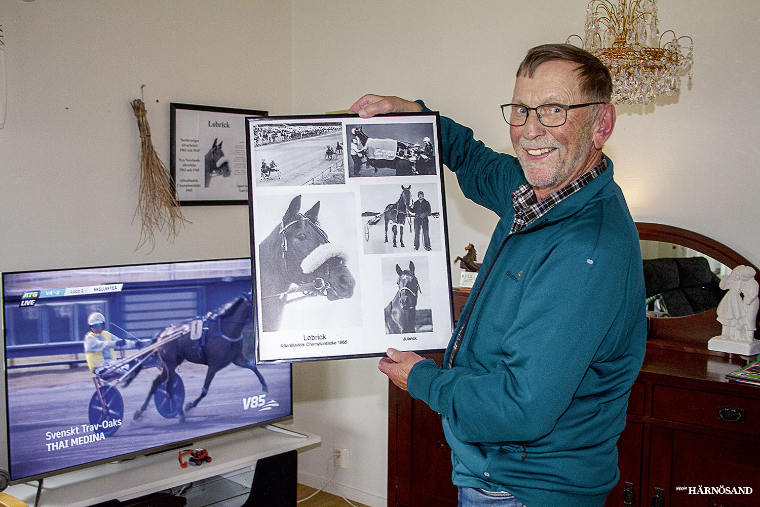 Lars Sjöström med bilder på sitt älskade varmblod Lobrick som han vann många segrar med på Dan-nero i mitten av 60-talet.